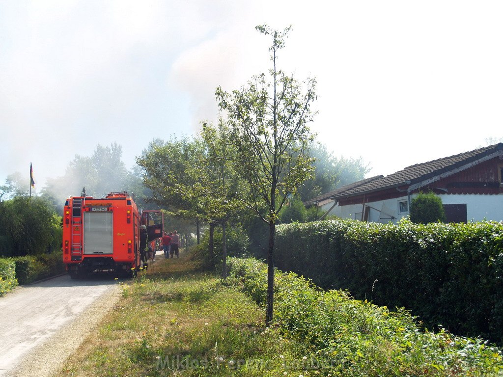 Gartenlaube in Vollbrand Koeln Poll Im Gremberger Waeldchen P002.JPG